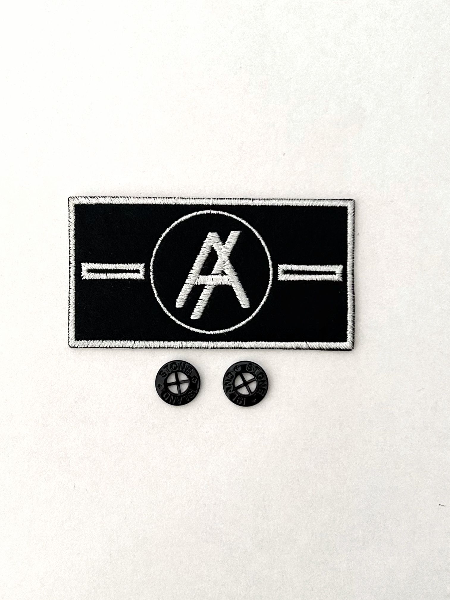 Патч Антихайп классический с белой окантовкой + 2 пуговицы Stone Island