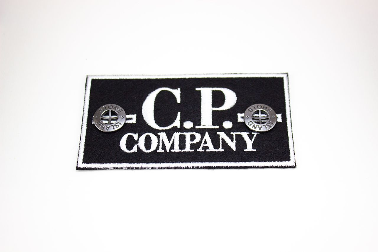 Патч C.P. COMPANY с белой окантовкой + 2 пуговицы Stone Island