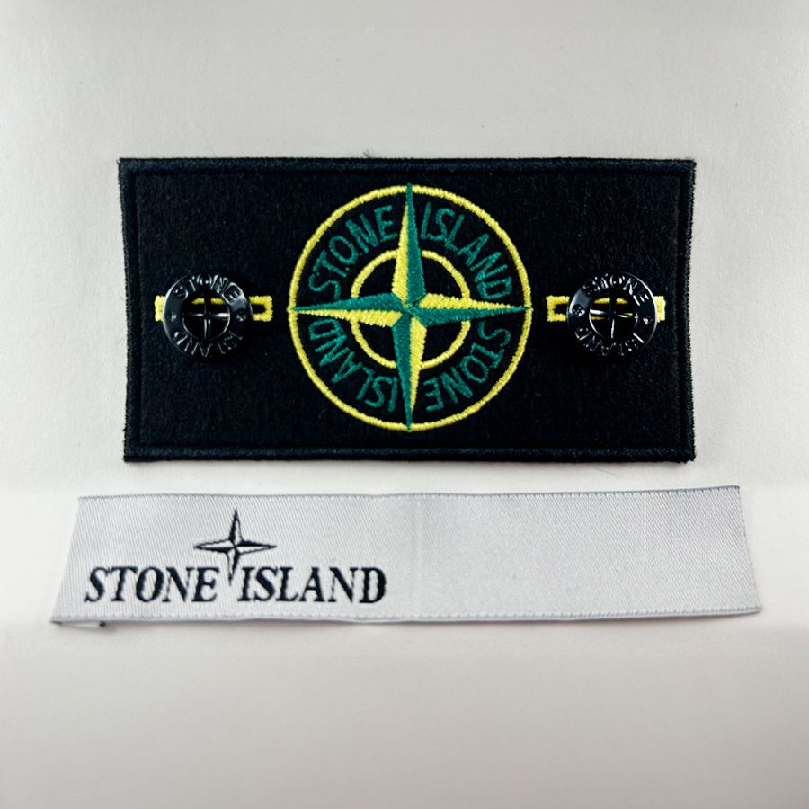 Классический патч Stone Island с биркой и пуговицами