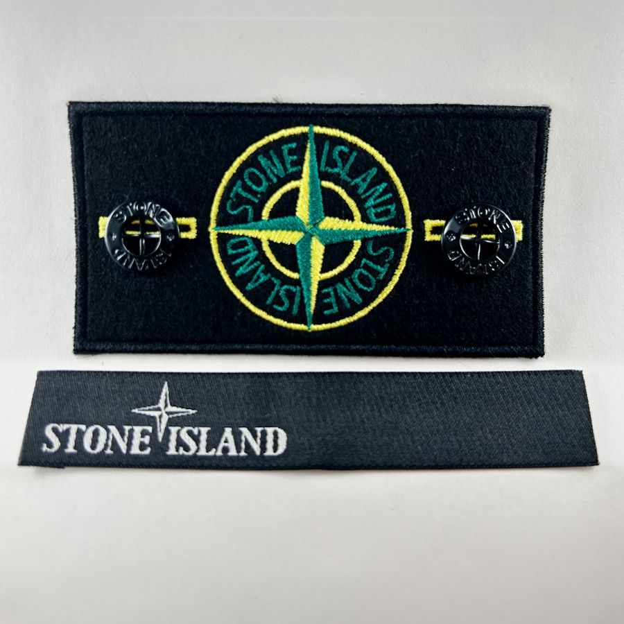 Классический патч Stone Island с биркой и пуговицами